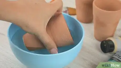 Imagen titulada Paint a Terracotta Pot Step 2