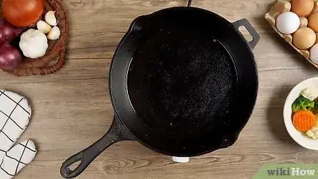 Imagen titulada Cook in a Cast Iron Skillet Step 6