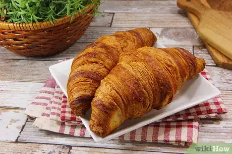 Imagen titulada Eat Croissants Step 1