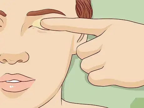 Imagen titulada Apply Shadow on Hooded Eyes Step 1