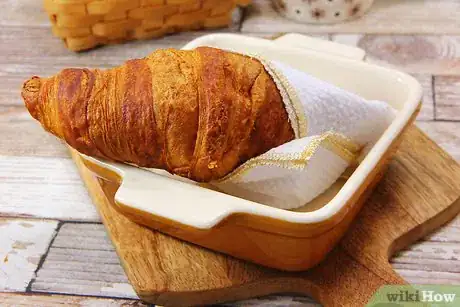 Imagen titulada Eat Croissants Step 2