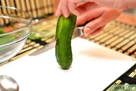 Imagen titulada Peel and Seed a Cucumber Step 2