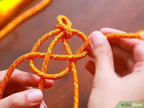 Imagen titulada Make a Paracord Bracelet Step 8