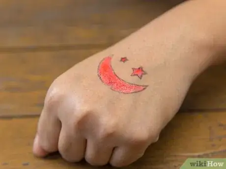 Imagen titulada Make a Temporary Tattoo with Nail Polish Step 2