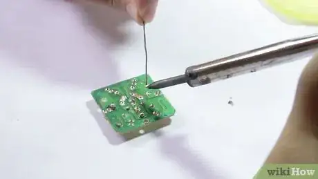 Imagen titulada Solder Electronics Step 11