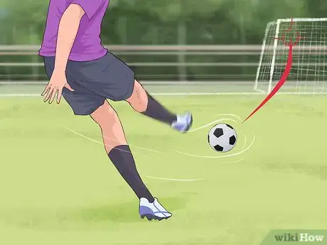 Imagen titulada Play Forward in Soccer Step 1