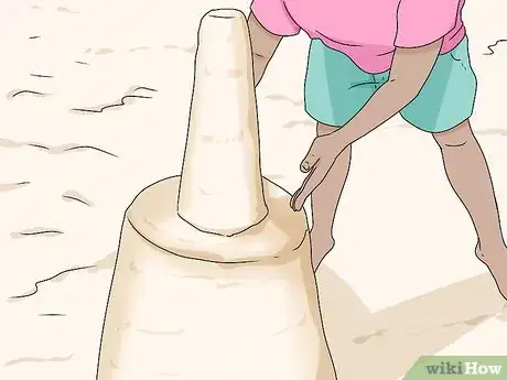 Imagen titulada Build a Sand Castle Step 11