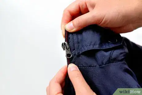 Imagen titulada Repair a Zipper when the Slider Has Come Off Completely Step 4