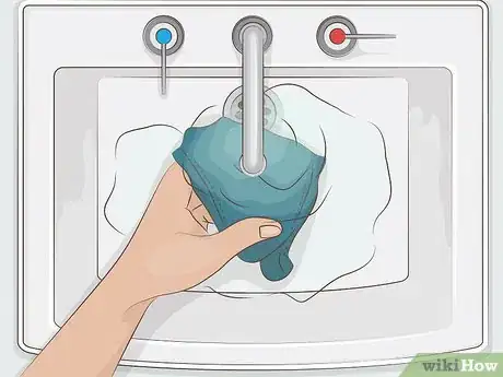 Imagen titulada Remove Blood from Your Underwear After Your Period Step 14