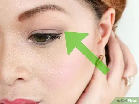 Imagen titulada Do Makeup for Green Eyes Step 16