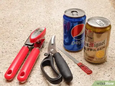 Imagen titulada Disguise Your Beer Can With a Soda Can Step 1