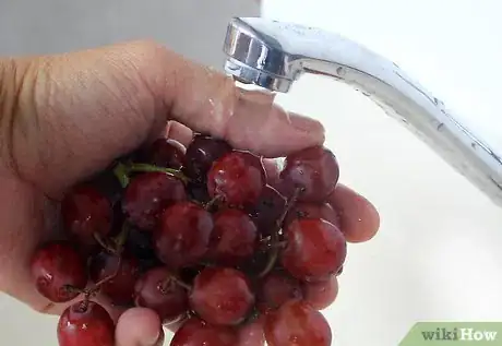 Imagen titulada Wash Grapes Step 9