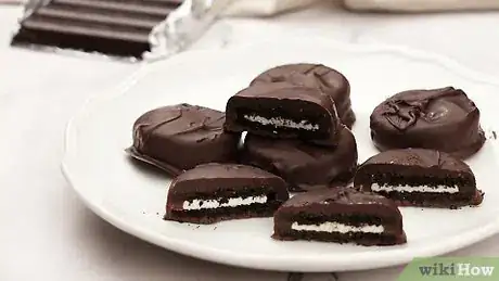 Imagen titulada Dip Oreos in Chocolate Step 6