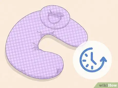 Imagen titulada Use a Breast Feeding Pillow Step 1