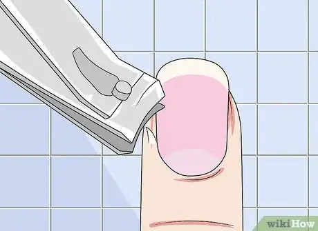 Imagen titulada Use Nail Clippers Step 13