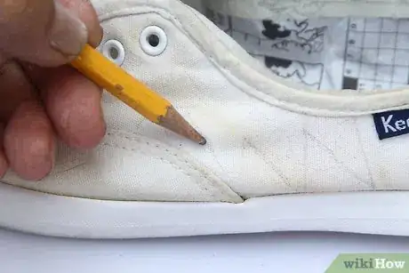 Imagen titulada Paint Shoes Step 6