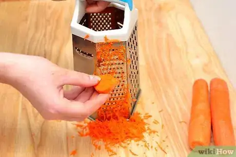 Imagen titulada Shred Carrots for a Cake Step 5