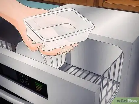 Imagen titulada Fix Smelly Plastic Containers Step 8