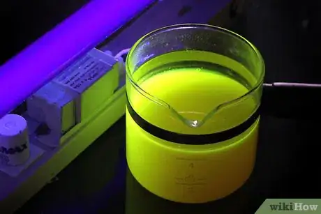 Imagen titulada Make a Glow in the Dark Fluid Step 15