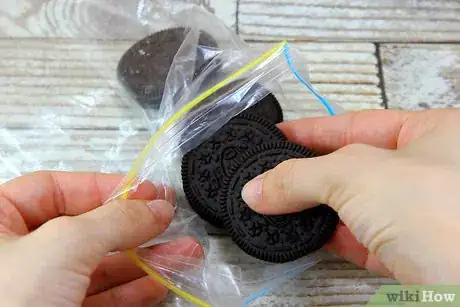 Imagen titulada Crush Oreos Step 5