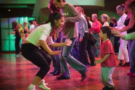 Imagen titulada A young kid dancing with the instructor at Dance Dance Evolution for Scotiabank Nuit Blanche 2009