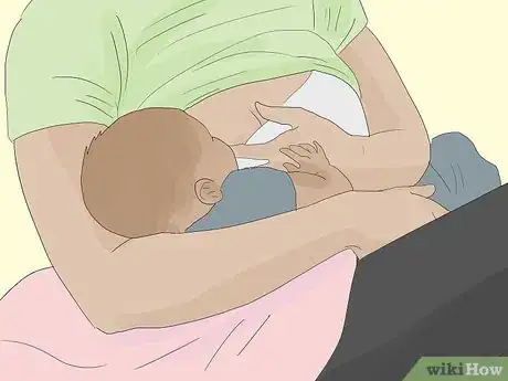 Imagen titulada Breastfeed Step 10