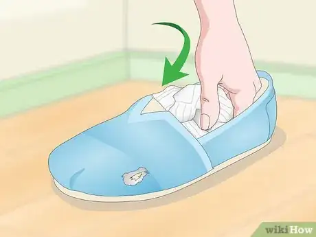 Imagen titulada Fix Holes in Shoes Step 8
