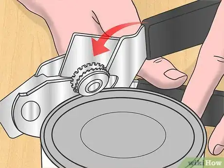 Imagen titulada Use a Manual Can Opener Step 4