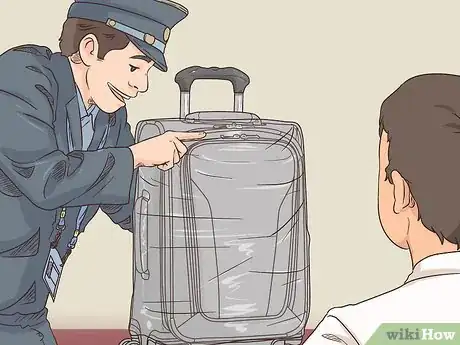 Imagen titulada Wrap Luggage in Plastic at Home Step 11