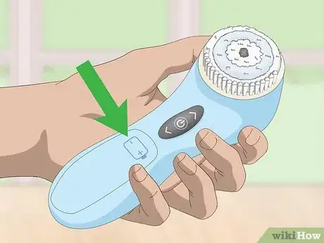 Imagen titulada Put Batteries in Correctly Step 1