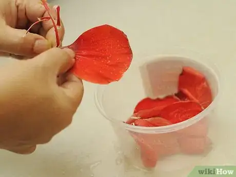 Imagen titulada Make Shampoo With Hibiscus Flowers and Leaves Step 4