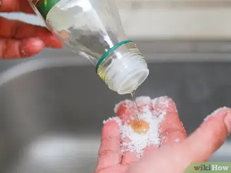 Imagen titulada Get Super Glue off of Your Hands with Salt Step 6