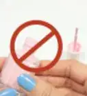abrir un frasco de pintura de uñas atascado