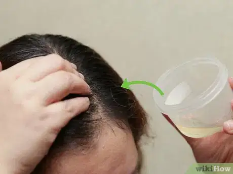 Imagen titulada Use Jojoba Oil to Enhance Dry Hair Step 3