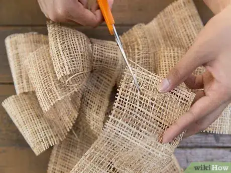 Imagen titulada Make a Burlap Bow Step 15