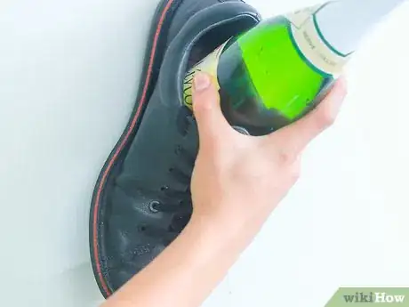 Imagen titulada Open a Wine Bottle with a Shoe Step 6