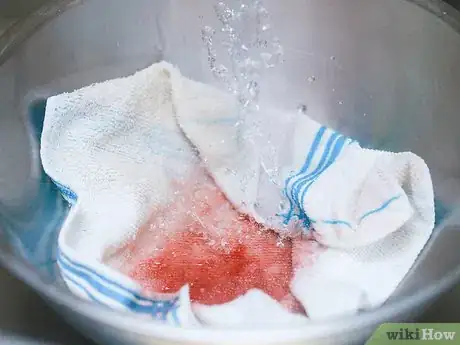 Imagen titulada Remove Dry Red Wine Stains from Cotton Step 8