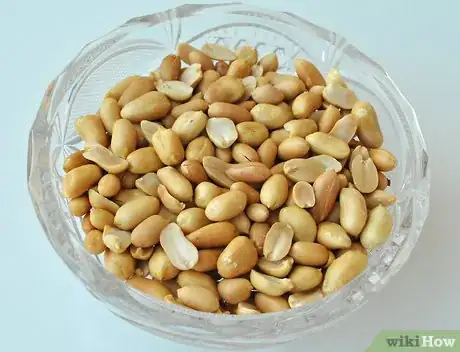 Imagen titulada Eat Peanuts Step 3