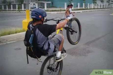 Imagen titulada Do a Wheelie on a Bicycle Step 4