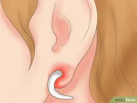 Imagen titulada Take Care of Infection in Newly Pierced Ears Step 1