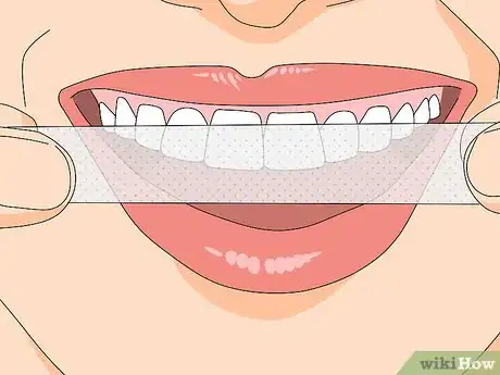 Imagen titulada Apply Crest 3D White Strips Step 1