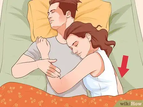Imagen titulada Avoid Trapping Your Arm While Snuggling in Bed Step 1