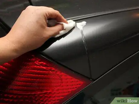 Imagen titulada Remove Egg Stains from Car Paint Step 1