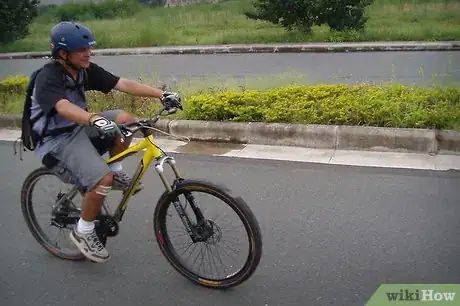 Imagen titulada Do a Wheelie on a Bicycle Step 2