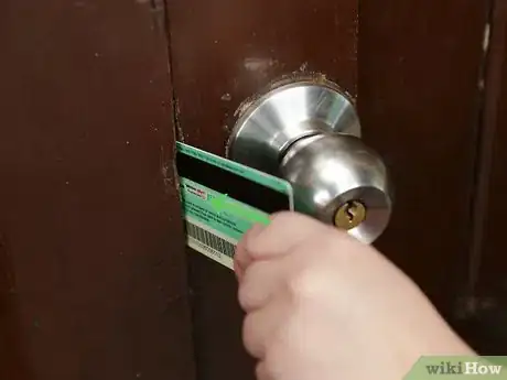 Imagen titulada Pick Locks on Doorknobs Step 16