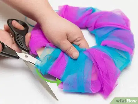 Imagen titulada Make Tulle Pom Poms Step 15