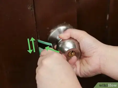 Imagen titulada Pick Locks on Doorknobs Step 17