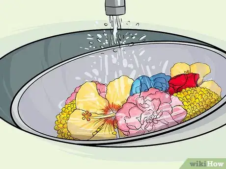 Imagen titulada Add Fresh Flowers to a Cake Step 5