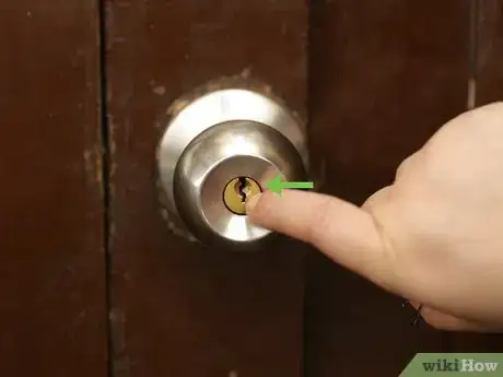 Imagen titulada Pick Locks on Doorknobs Step 21