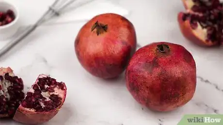 Imagen titulada Eat a Pomegranate Step 1